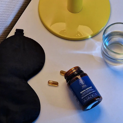 flacon gelule à huile cbd sur une table de nuit