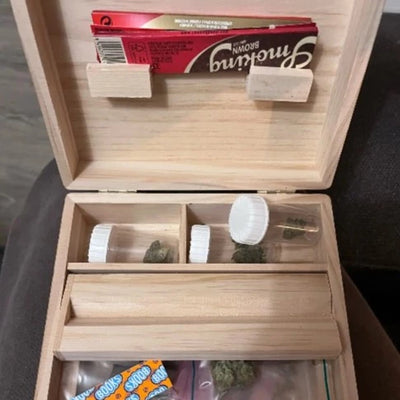 Boîte de Rangement en Bois Naturel Fait à la Main : Un Accessoire Essentiel pour le Tabac et les Herbes