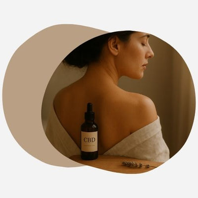 Une scène d'intimité sensorielle. Une femme, de dos et une fiole d'huile de massage cbd