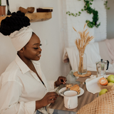 Femme qui mage Graines de chanvre toastées |  Super-aliment