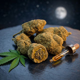 Moonrock (Roche Lunaire) coupée en deux, mettant en avant la couche d'huile et de pollen (skuff) jaune/doré, dans une ambiance premium et lunaire
