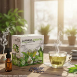 BOITE DE CANNABIS GREEN TEA SUR UNE TABLE AVEC UNE TASSE DE THE PRESENTANT UN SACHET ET DE L'EAU CHAUDE